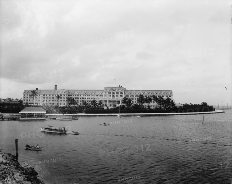 Hotel Royal Palm from the bay, Miami, Fla., between 1880 and 1901. Creator: Unknown.