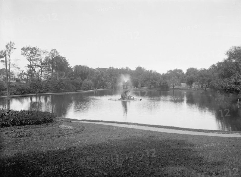 Entrance to Wade Park, Cleveland, O[hio], between 1900 and 1906. Creator: Unknown.