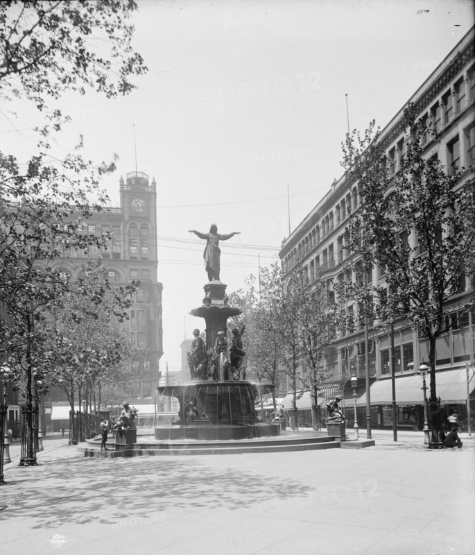 Tyler-Davidson Fountain, Cincinnati, Ohio, between 1900 and 1906. Creator: Unknown.