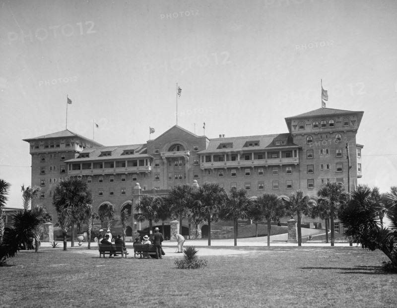 Hotel Clarendon, Seabreeze (i.e. Daytona Beach), Fla., between 1900 and 1920. Creator: Unknown.