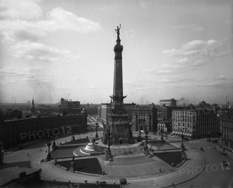 Soldiers and Sailors Monument, Indianapolis, Ind., between 1900 and 1920. Creator: Unknown.