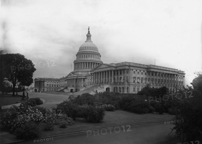 United States Capitol, Washington, D.C., between 1900 and 1905. Creator: Unknown.