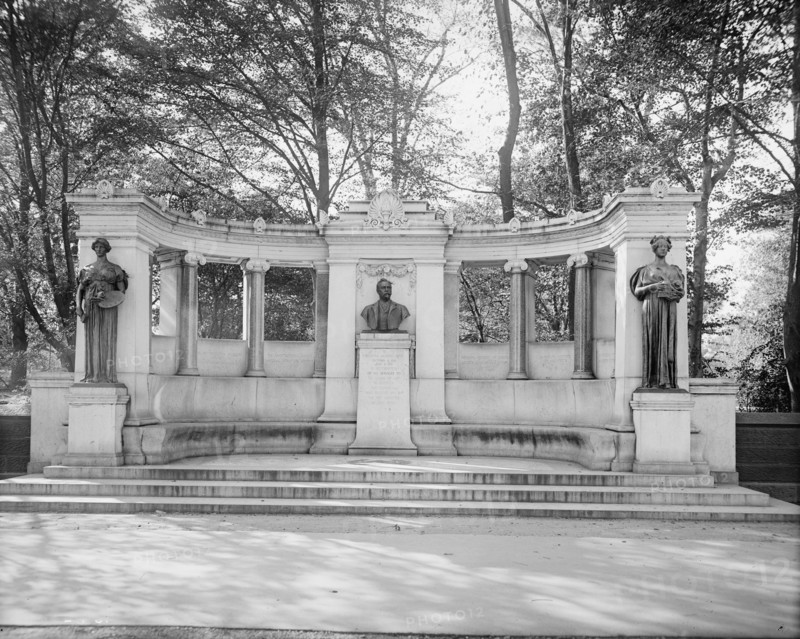 Richard Morris Hunt Memorial, New York, N.Y., between 1900 and 1910. Creator: Unknown.