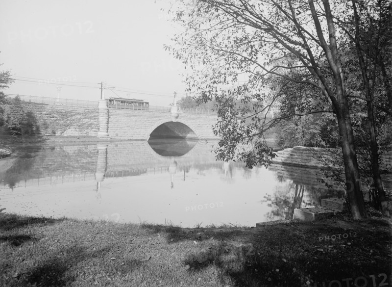 Elmwood Avenue bridge, Buffalo, N.Y., between 1900 and 1915. Creator: Unknown.
