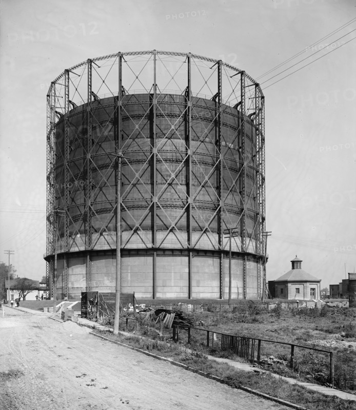 Gas tank, Detroit City Gas Company, Detroit, Mich., between 1900 and 1905. Creator: Unknown.