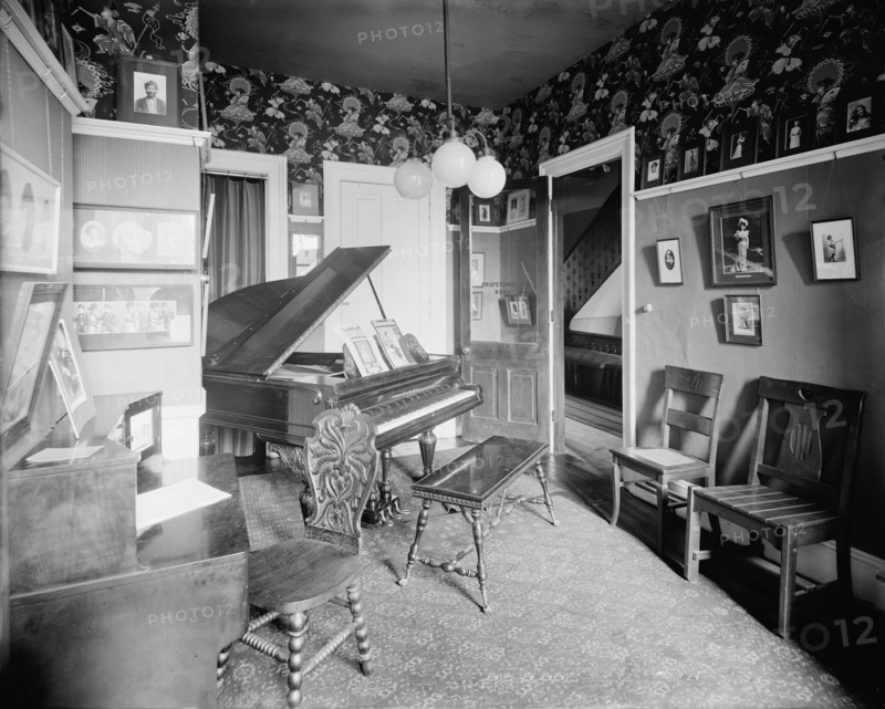 Professionals' room, Whitney Warner Publishing Co., Detroit, Mich., between 1900 and 1905. Creator: Unknown.