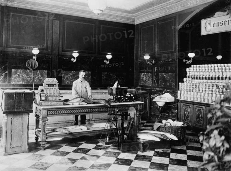C. Lindenberg Hollieferont, fish store, Berlin, Germany, between 1895 and 1910. Creator: Unknown.