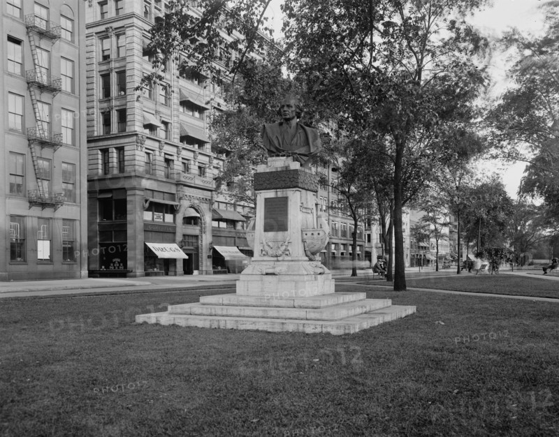 Washington Boulevard and Columbus monument, Detroit, Mich., between 1910 and 1920. Creator: Unknown.