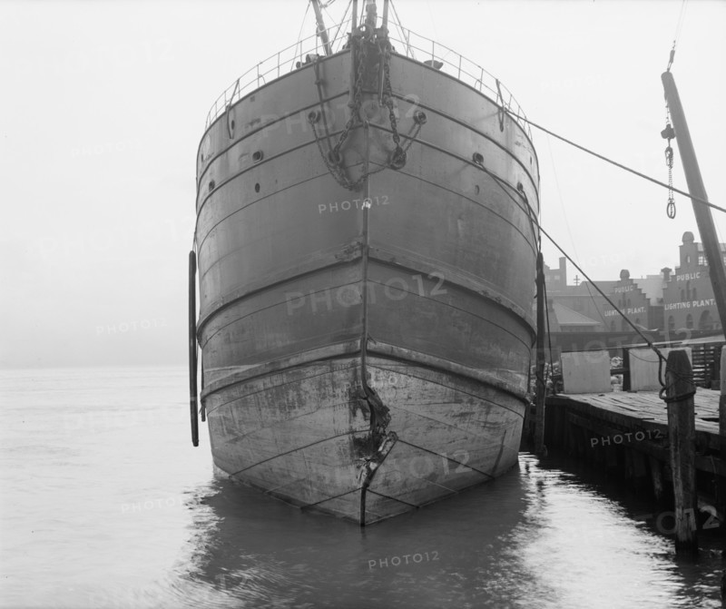 Unidentified freighter, Detroit, Mich., between 1906 and 1915. Creator: Unknown.