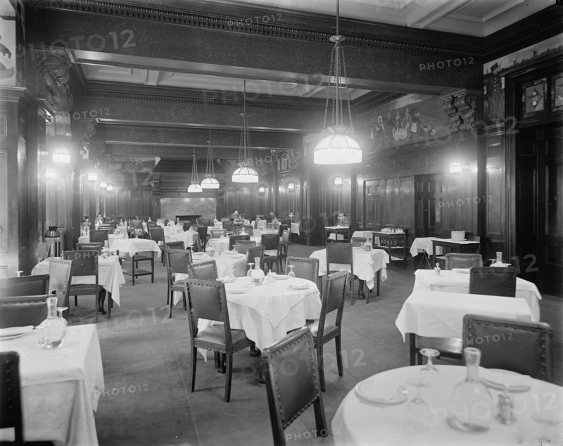 Dining room, Hotel Latham, New York, N.Y., between 1905 and 1915. Creator: Unknown.