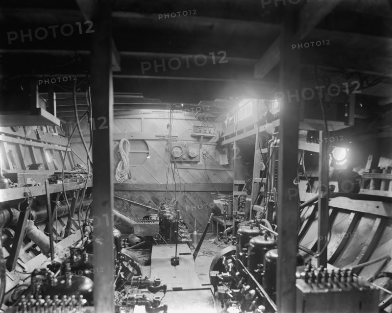 Motor boat Grayling, engine room, between 1905 and 1915. Creator: Unknown.