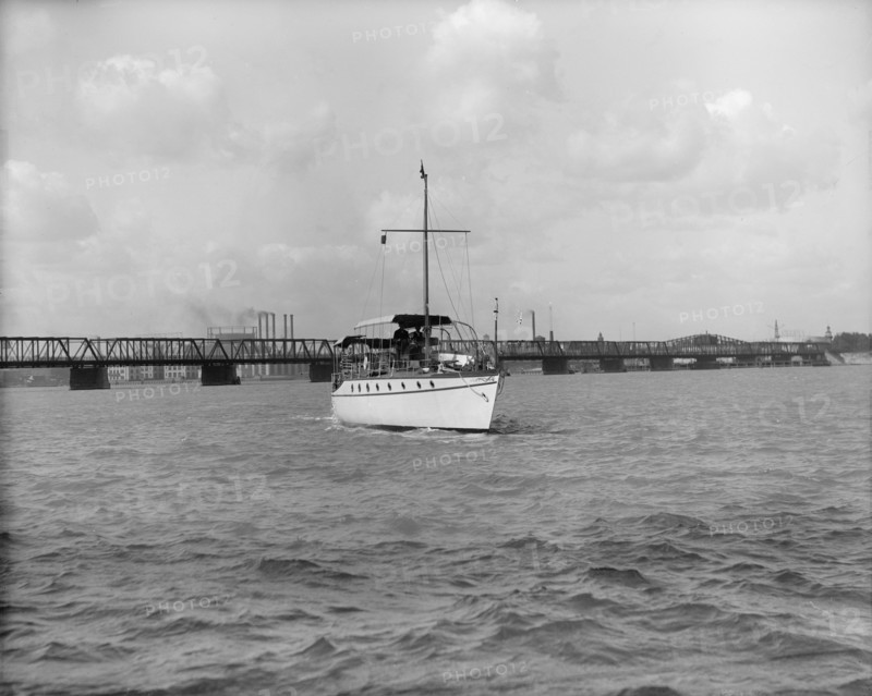 Yacht Althea, bow, between 1907 and 1915. Creator: Unknown.