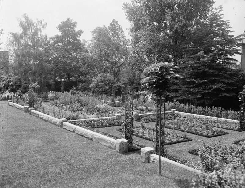 Residence of Mrs. Franklin H. Walker, garden, Detroit, Mich., between 1905 and 1915. Creator: Unknown.