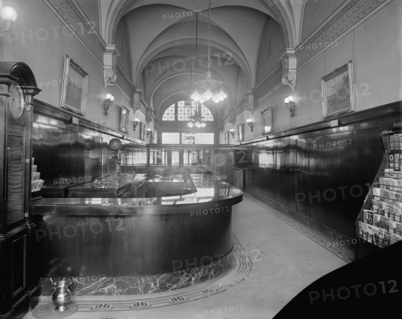 Grand Trunk Western Railroad, ticket office, Detroit, Mich., between 1905 and 1915. Creator: Unknown.