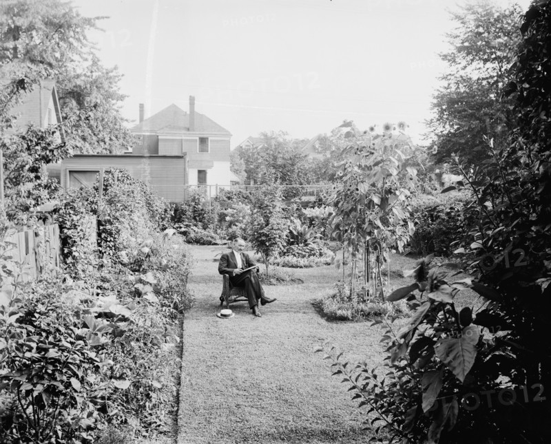 Garden at 124 E. Euclid Avenue, Detroit, Mich., between 1905 and 1915. Creator: Unknown.