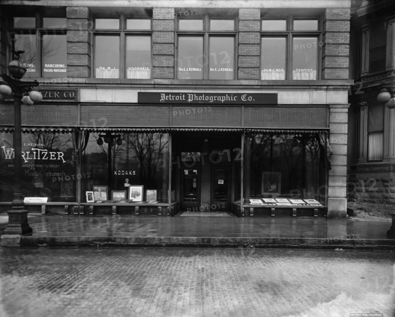 Detroit Photographic Company galleries, Detroit, Mich., between 1905 and 1915. Creator: Unknown.