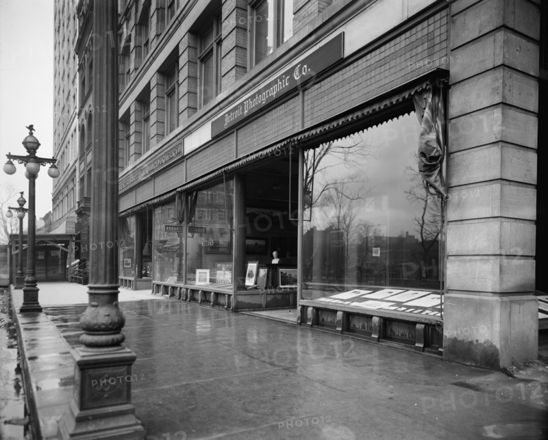 Detroit Photographic Company galleries, Detroit, Mich., between 1905 and 1915. Creator: Unknown.