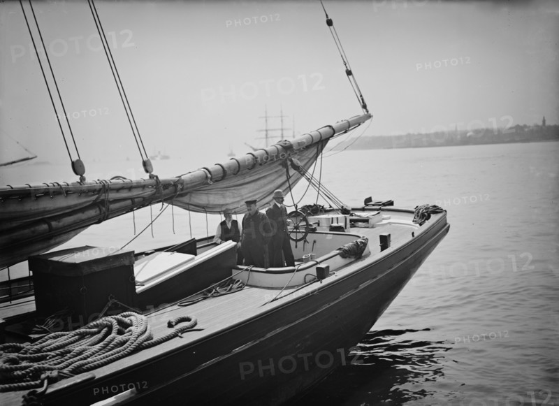 Pilot boat no. 5, between 1900 and 1905. Creator: Unknown.