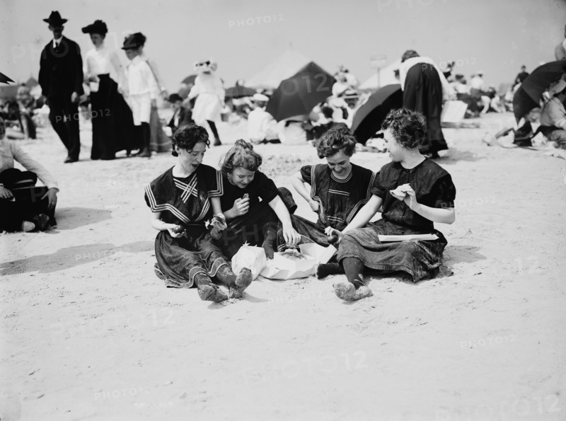 A Hasty lunch, between 1900 and 1905. Creator: Unknown.
