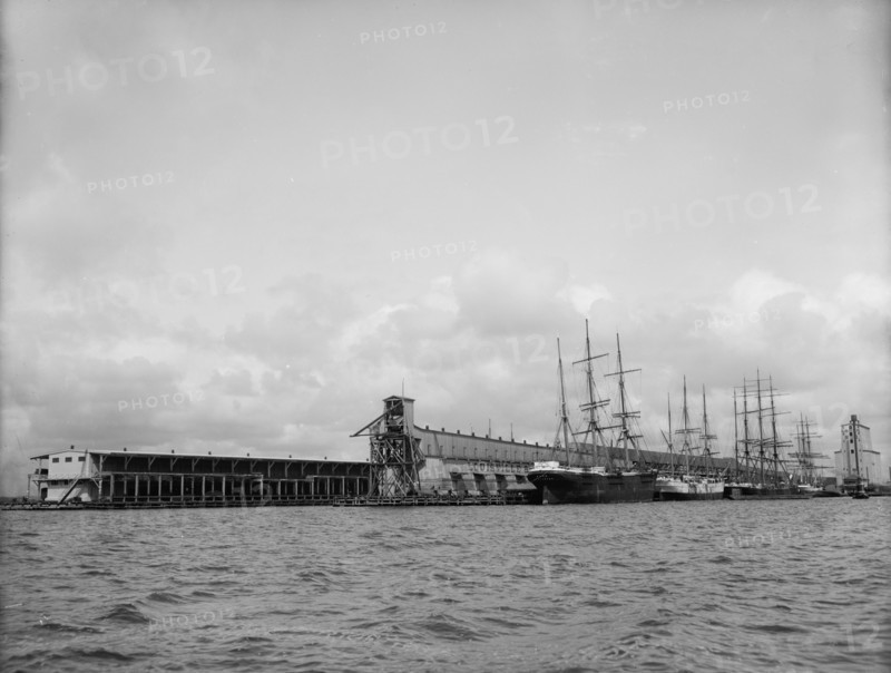 Commandancia and Tarragona Street wharves, Pensacola, Fla., between 1900 and 1905. Creator: Unknown.