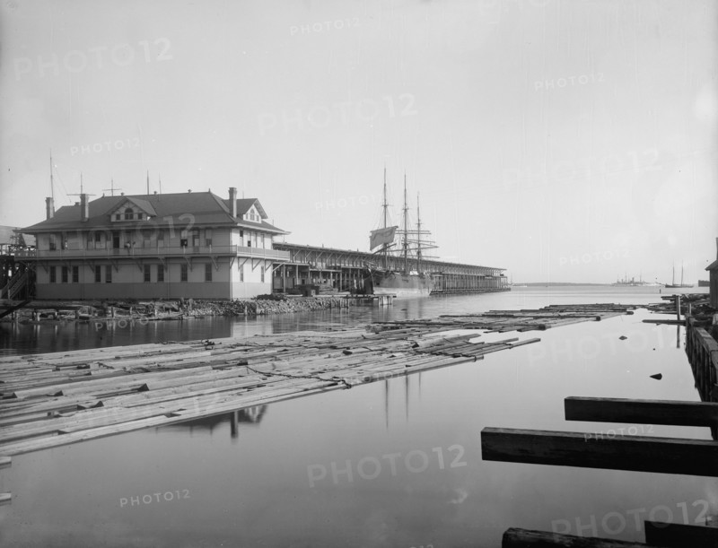 Wharf office and Commandancia Street wharf, Pensacola, Fla., between 1900 and 1905. Creator: Unknown.