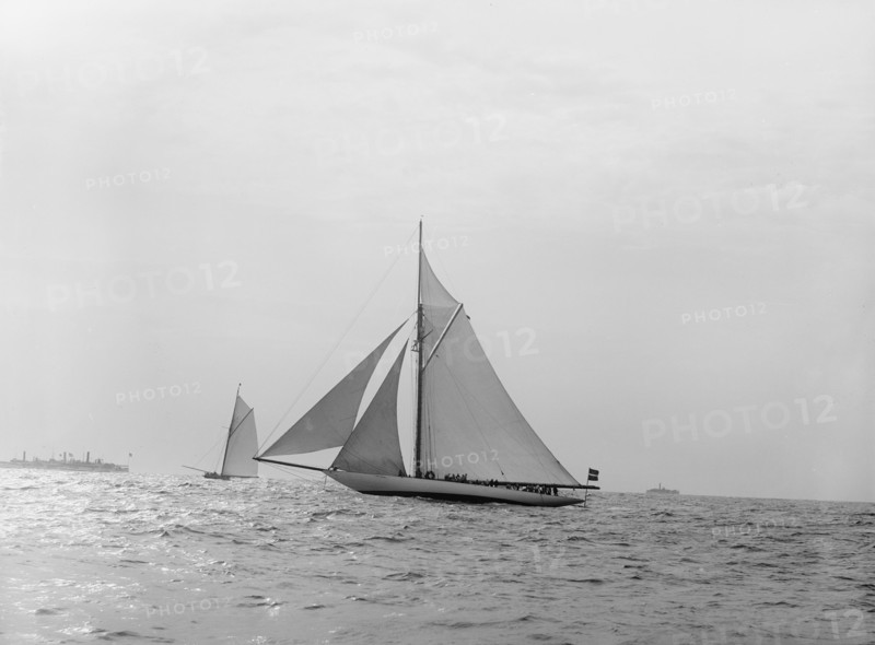 Valkyrie II and Vigilant, turning mark in last race, 1893 Oct 13, c1893. Creator: John S Johnston.