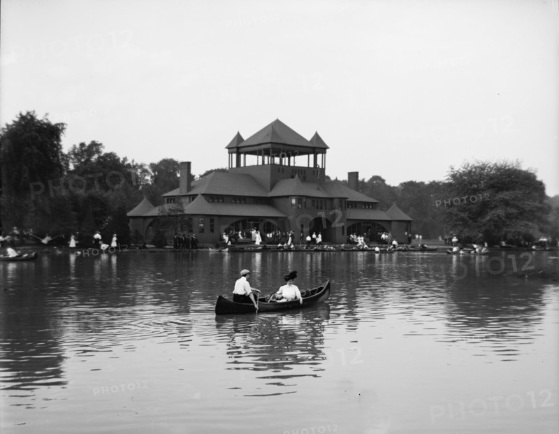 Skating pavilion, Belle Isle Park, Detroit, Mich., between 1900 and 1910. Creator: Unknown.
