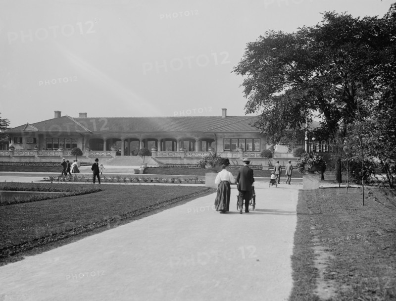 Resting house, Jackson Park, Chicago, Ill., c1907. Creator: Unknown.
