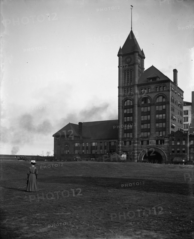 Illinois Central [Railway] station, Chicago, Ill., between 1900 and 1910. Creator: Unknown.