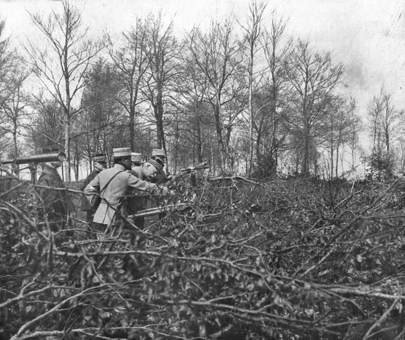 'En Argonne; Du haut d'un observatoire que dissimule un abatis de branchages', 1915. Creator: Unknown.