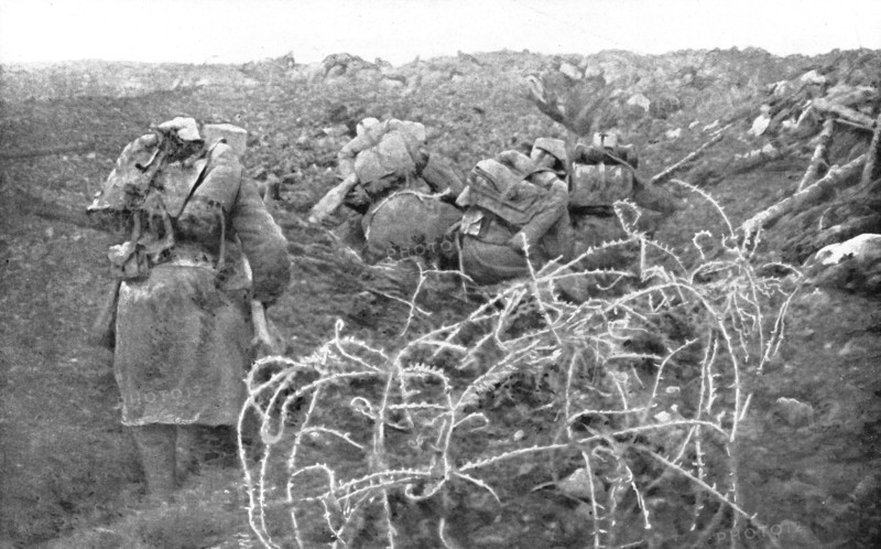 'Aux Eparges; Au signal, les troupes ont bondi des boyaux et s'avancent', 1915. Creator: Unknown.