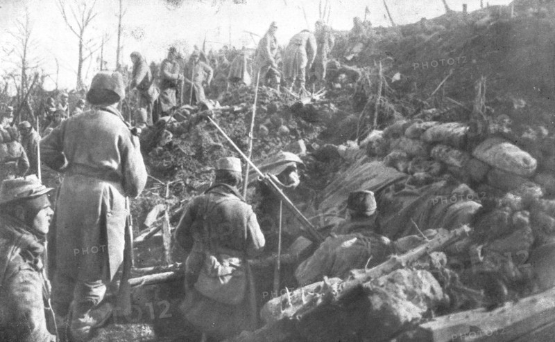 'Aux Eparges; Progressant sous la mitraille, les sections de tete arrivent sur la position', 1915. Creator: Unknown.