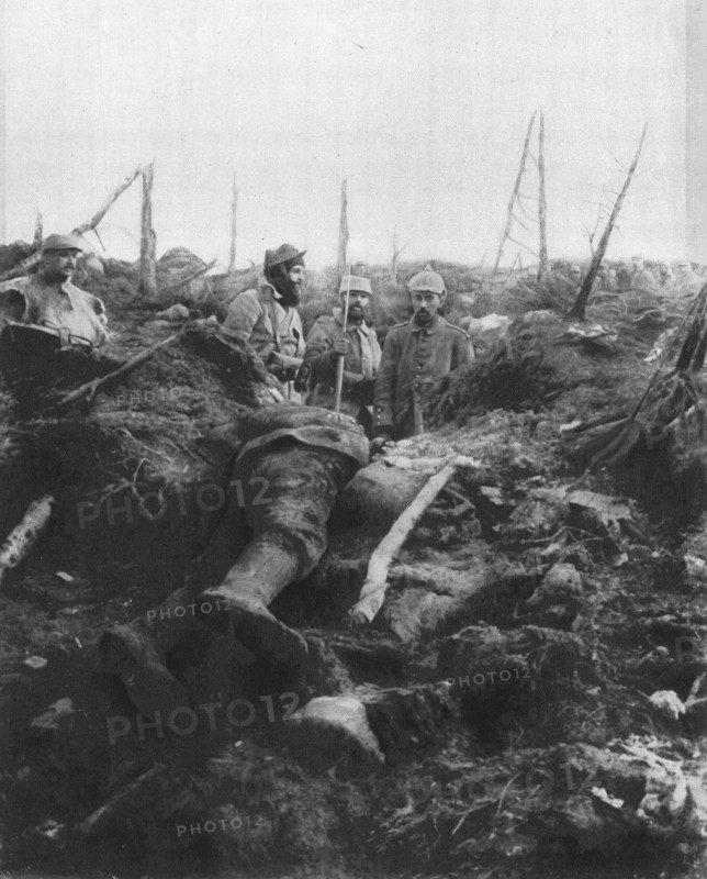 ''Un "Rescape" des Eparges', 1915. Creator: Unknown.