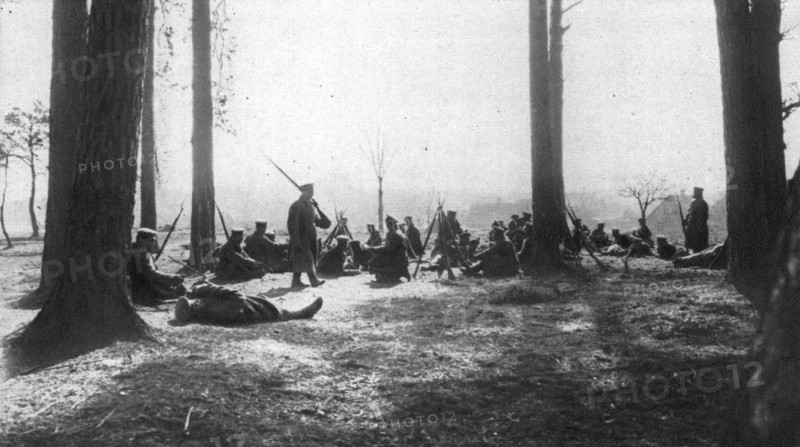 ''Sur le front oriental; Un bivouac russe devant Przemysl pendant le siege', 1915. Creator: Unknown.