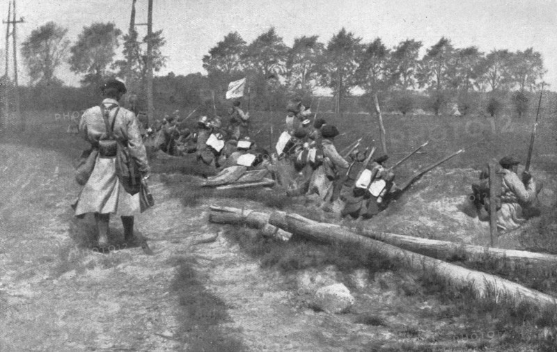 ''Notre offensive d'Artois; une section d'alpins arrive sur la route de Bethune', 1915. Creator: Unknown.