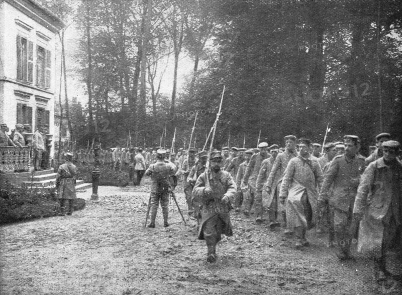 'Notre offensive d'Artois; Prisonniers defilant devant l'etat-major de la division', 1915. Creator: Unknown.