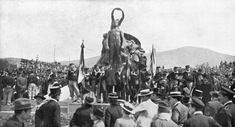 ''La ceremonie du quarto; Les survivants des Mille, autour du monument, le 5 mai 1915', 1915. Creator: Unknown.