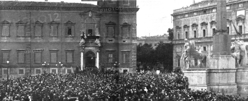 'les premieres operations Italiennes; le 24 mai, la foule massee devant le Quirinal', 1915 Creator: Unknown.