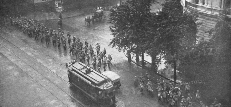 'Les Revers Russes; un regiment russe defile dans rues a peu pres desertes de Varsovie', 1915. Creator: Unknown.