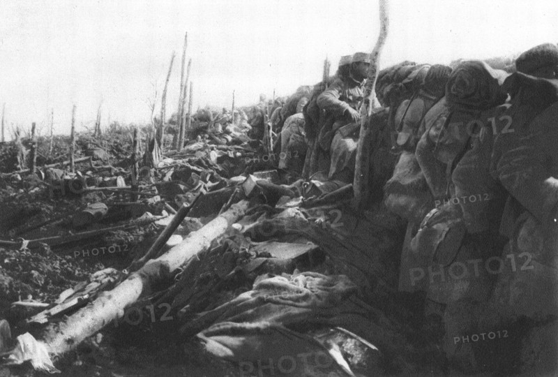 'Aux Eparges; Apres l'enlevement d'assaut d'une tranchee allemande avoisinant le..., 1915 (1924). Creator: Unknown.