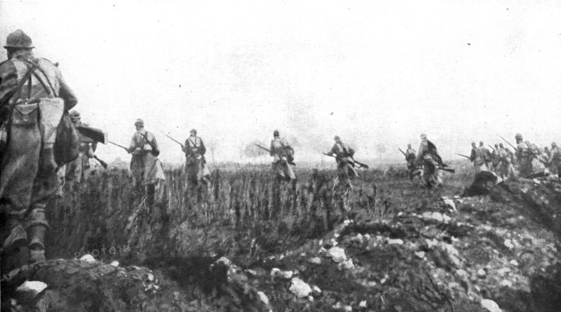 'La bataille de Champagne; Neuf heures quinze, la charge sort de la tranchee', 1915 (1924). Creator: Unknown.