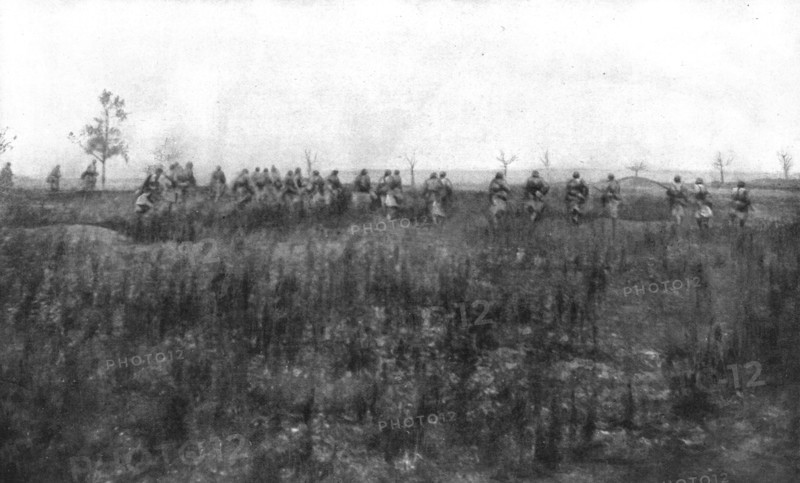 'La bataille de Champagne; En terrain conquis: les troupes de poursuite suivent les troupes d'assaut Creator: Unknown.