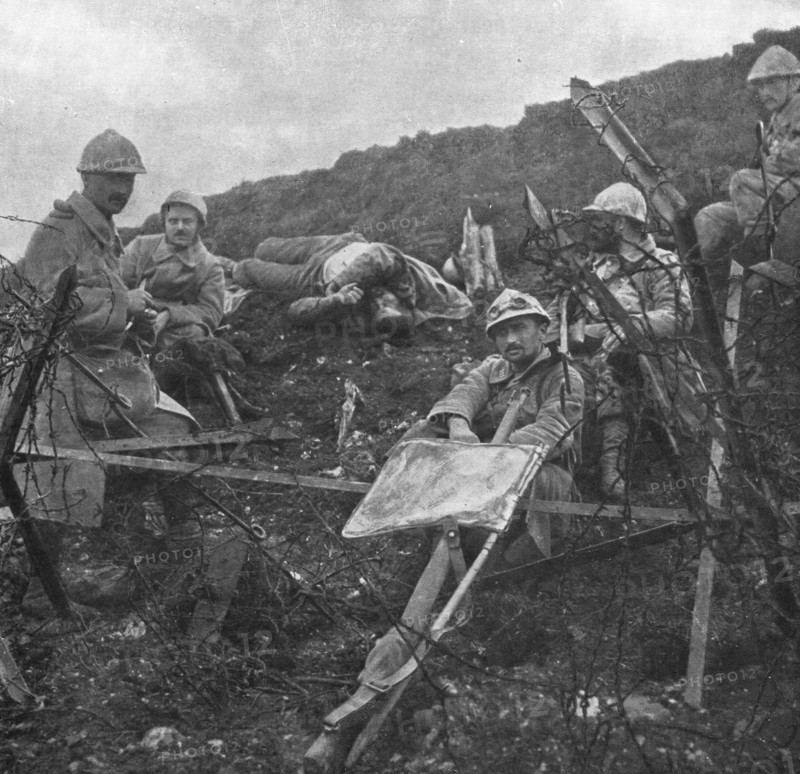 'Offensive en Artois; Apres la prise de Souchez: une halte sur la pente de la cote...1915 (1924). Creator: Unknown.