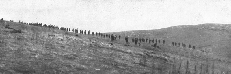 'La resistance Serbe; Premiere ligne d'infanterie serbe avancant sous le feu', 1915 (1924). Creator: Unknown.