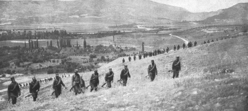 'La resistance Serbe; Lignes successives d'infanterie serbe en formation d'attaque', 1915 (1924). Creator: Unknown.