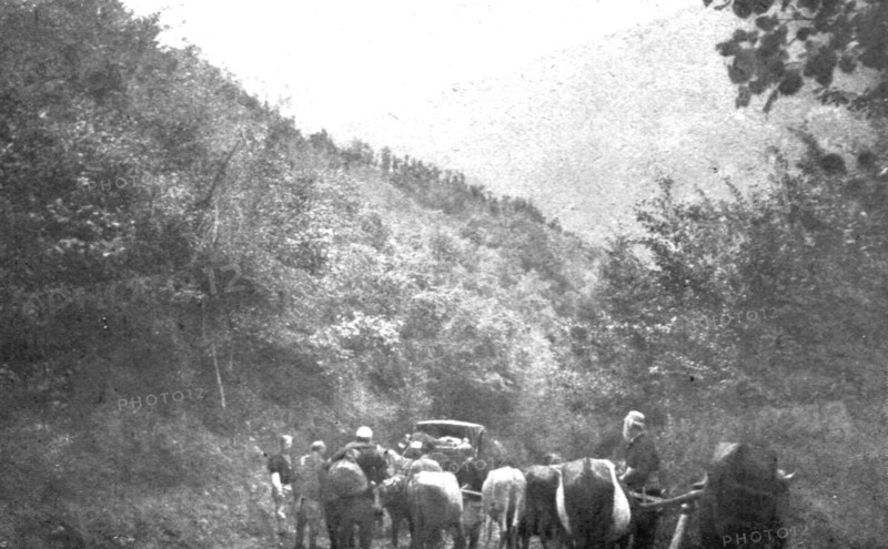 'Le repli et l'exode; Sur la route de Veles a Prilep, par le col de la Babouna', 1915 (1924). Creator: R. Marianovitch.
