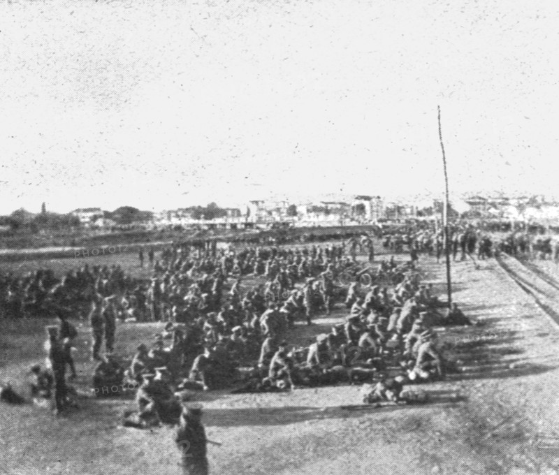 'Les premiers contingents Franco-Anglais a Salonique; Un detachement britannique...1915 (1924). Creator: Unknown.