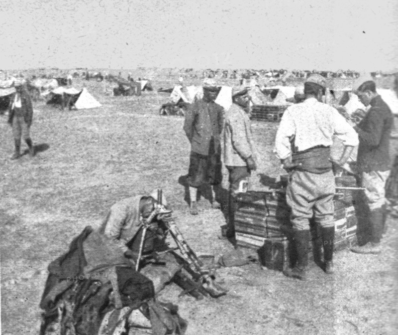 'Les premiers contingents Franco-Anglais a Salonique; A Zeitenlick; la vie au camp', 1915 (1924). Creator: Unknown.