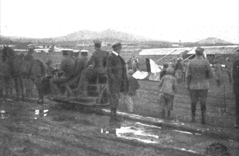 'Les premiers contingents Franco-Anglais a Salonique; Au camp d'aviation francais de...1915 (1924). Creator: Unknown.