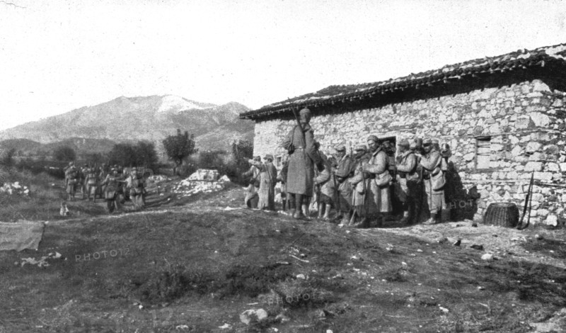 'Les Franco-Anglais en Serbie; En terre serbe: halte d'un detachement francais..., 1915 (1924). Creator: Unknown.